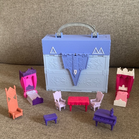 Disney Frozen 2 Pop Up Adventures Castle Playset with Furniture - Picture 9 of 11